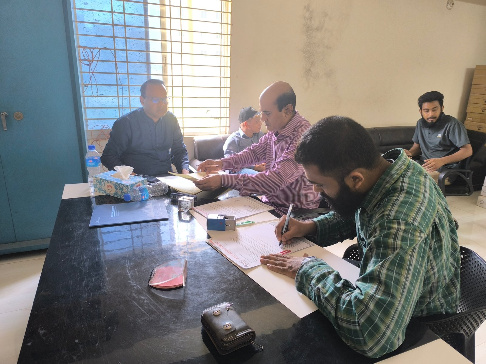 Signing a sales agreement, photo 7 of 8